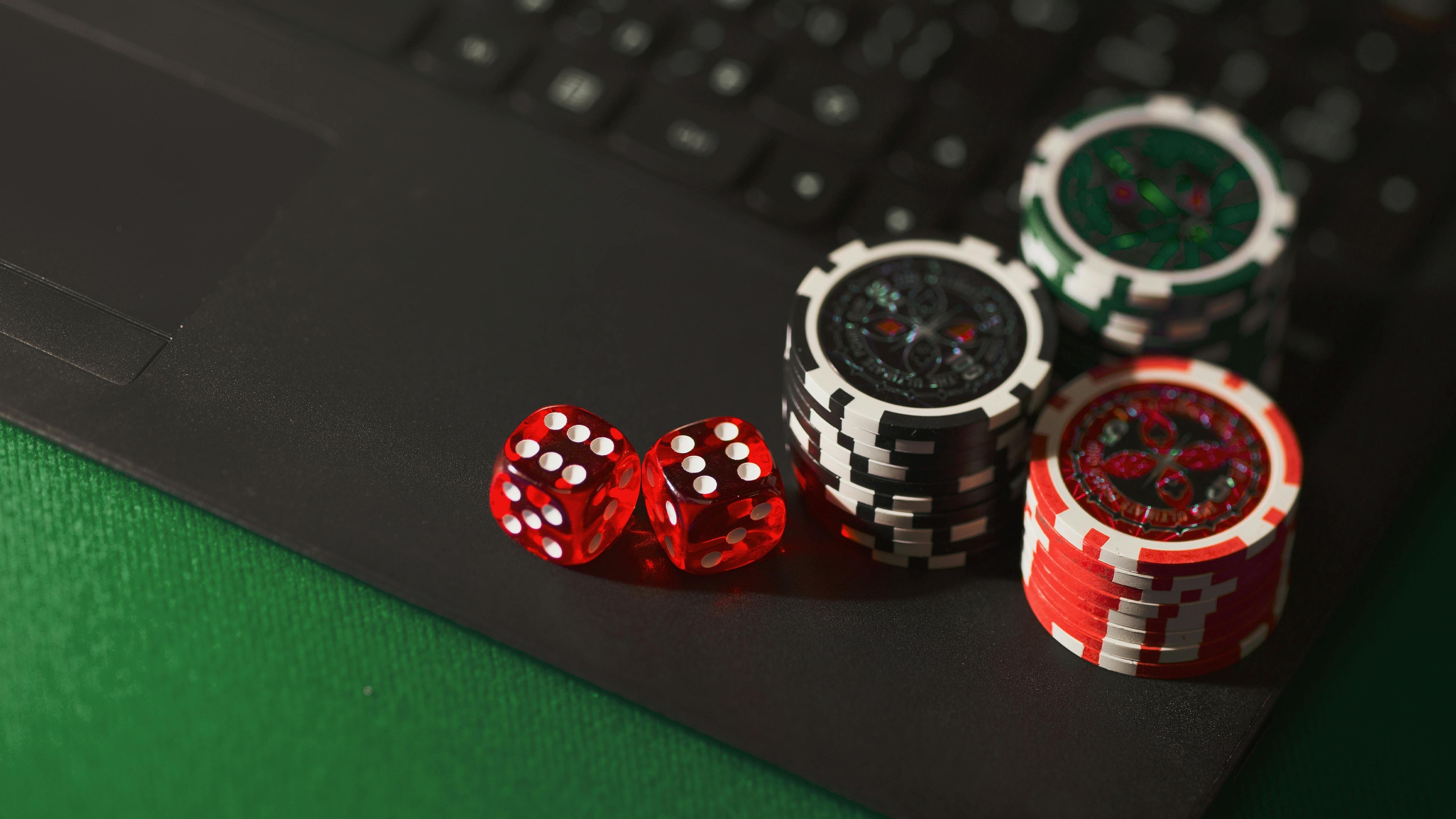Pengalaman taruhan sportsbook dan slot online dengan qq221 di perangkat mobile dan desktop